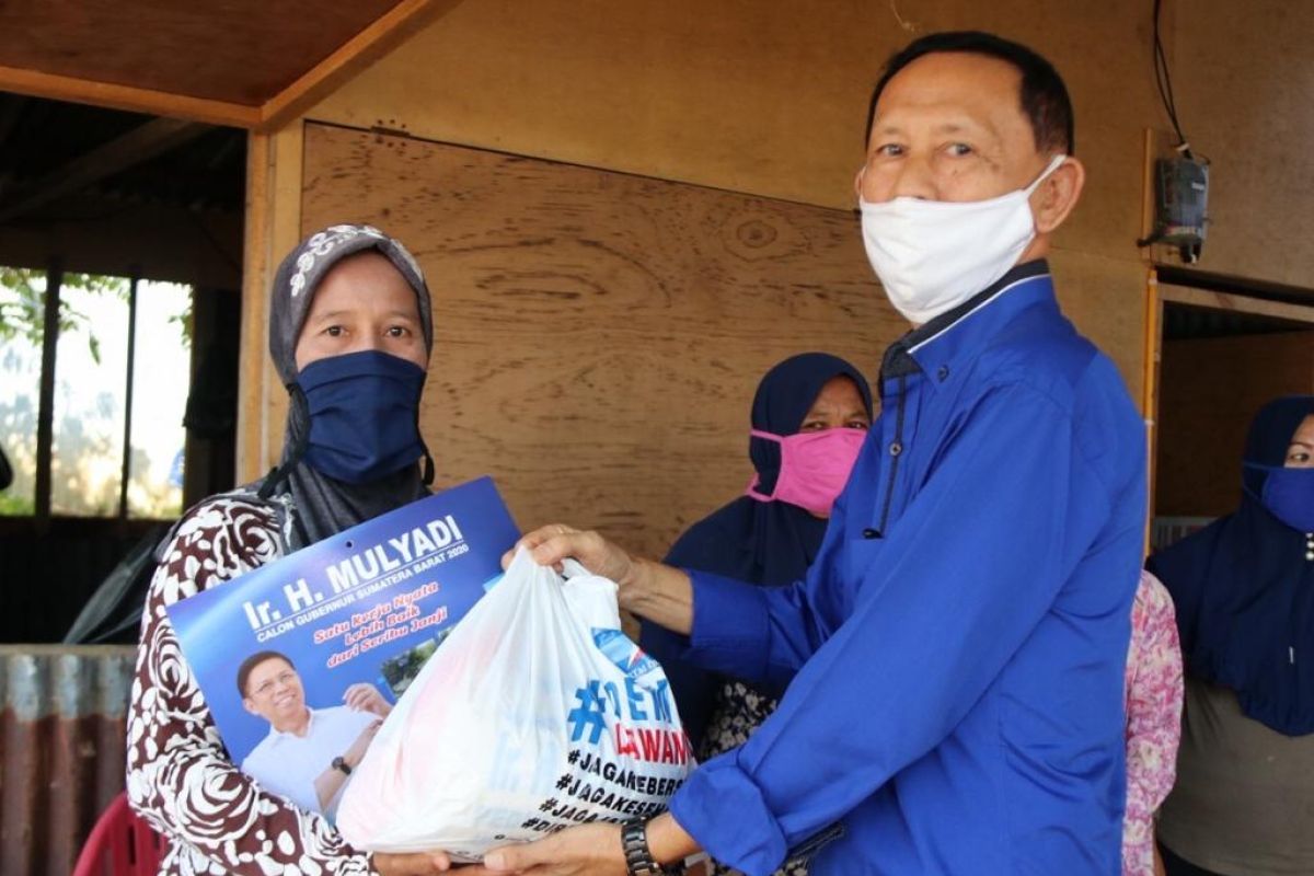 Anggota DPR-RI Mulyadi salurkan paket bantuan bahan pokok bagi warga Padang