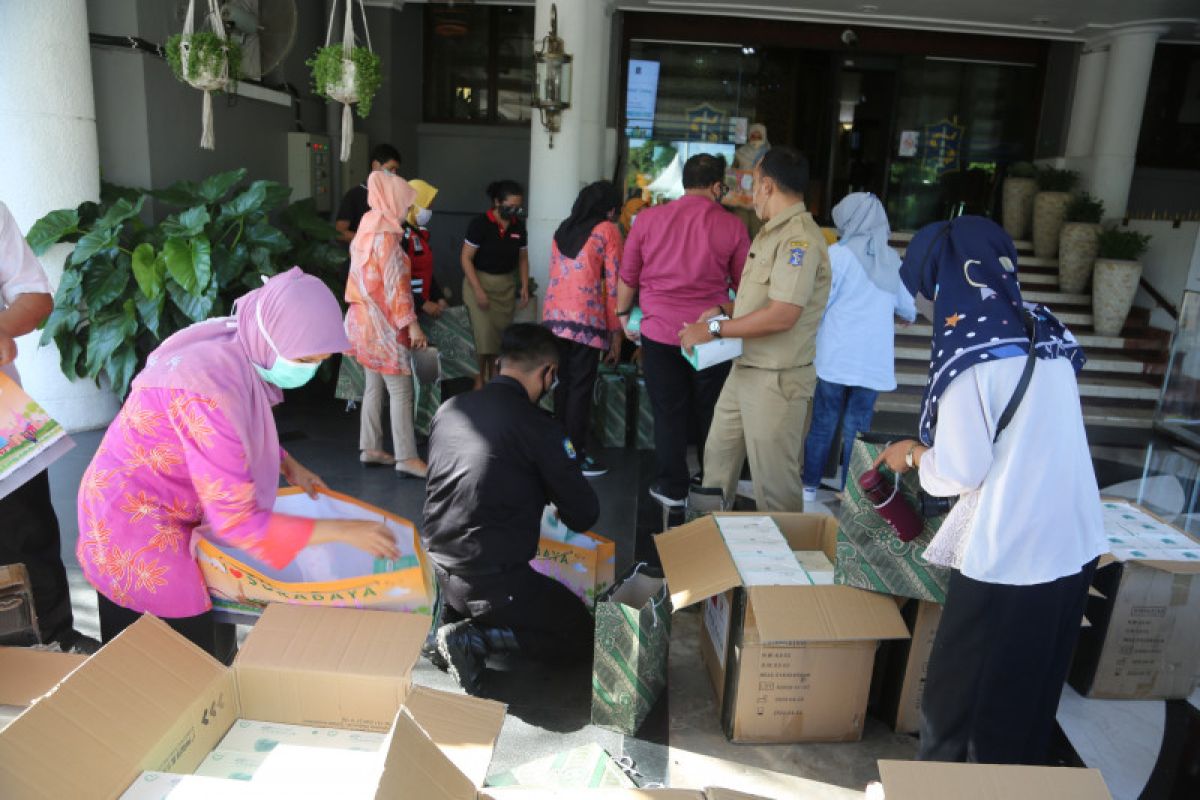 Puluhan ribu masker bantuan Pemkot Guangzhou disebar di Surabaya