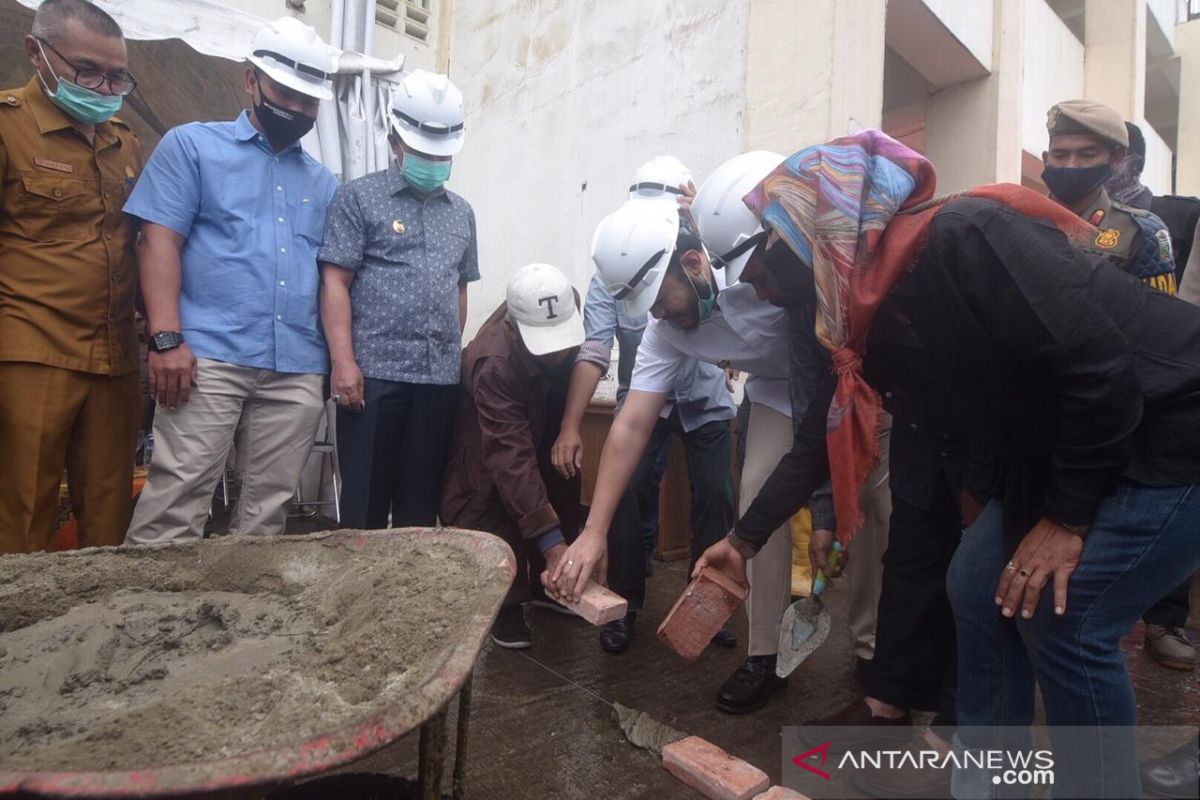 Pedagang buah terharu dibangunkan kios oleh CSR Bank Nagari di Padang Panjang