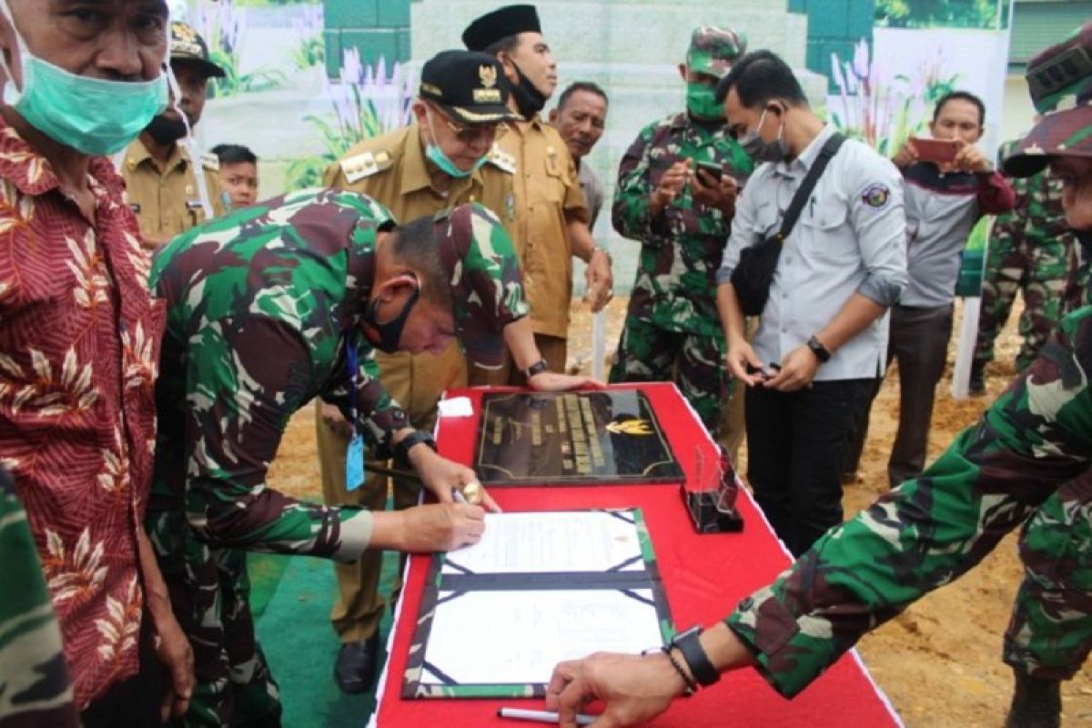 Pangdam II/Sriwijaya  Mayjen TNI Irwan  serahkan kawasan terpadu SAD ke Pemkab Sarolangun