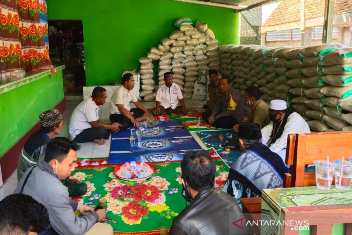 Polisi mengawal pemakaman jenazah positif COVID-19 Lombok Barat