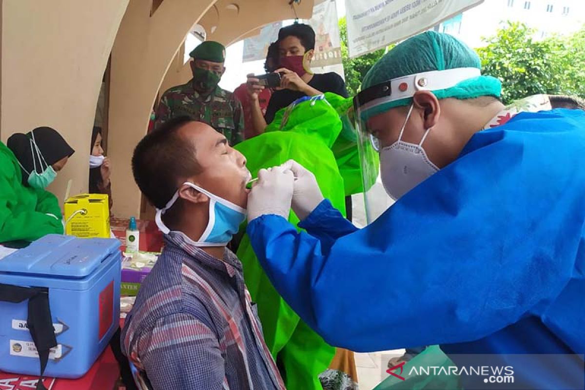 Pedagang di Pasar Manis dan Wage Purwokerto jadi sasaran tes usap
