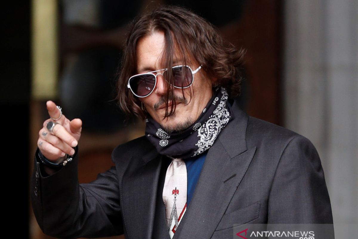 Johnny Depp murka ketika tato 