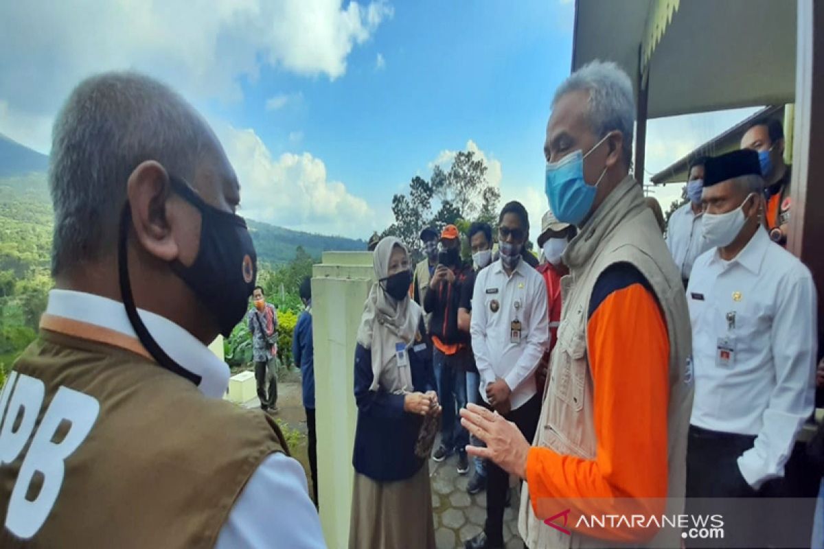 Ganjar  minta masyarakat sekitar Merapi bekerja seperti biasa