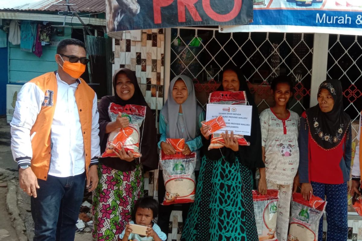 Mahasiswa dan warga di Pulau Ambon terima bantuan kebutuhan pokok