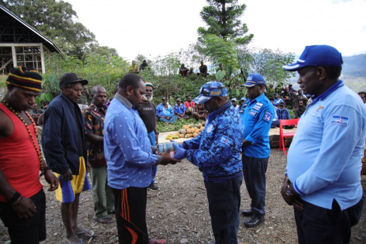 Partai Demokrat Papua bantu pembangunan gereja GIDI Getsemani Rp150 juta