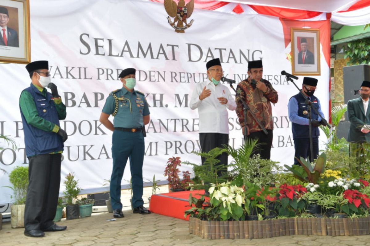 Realisasikan program, Wapres serahkan bantuan untuk pesantren