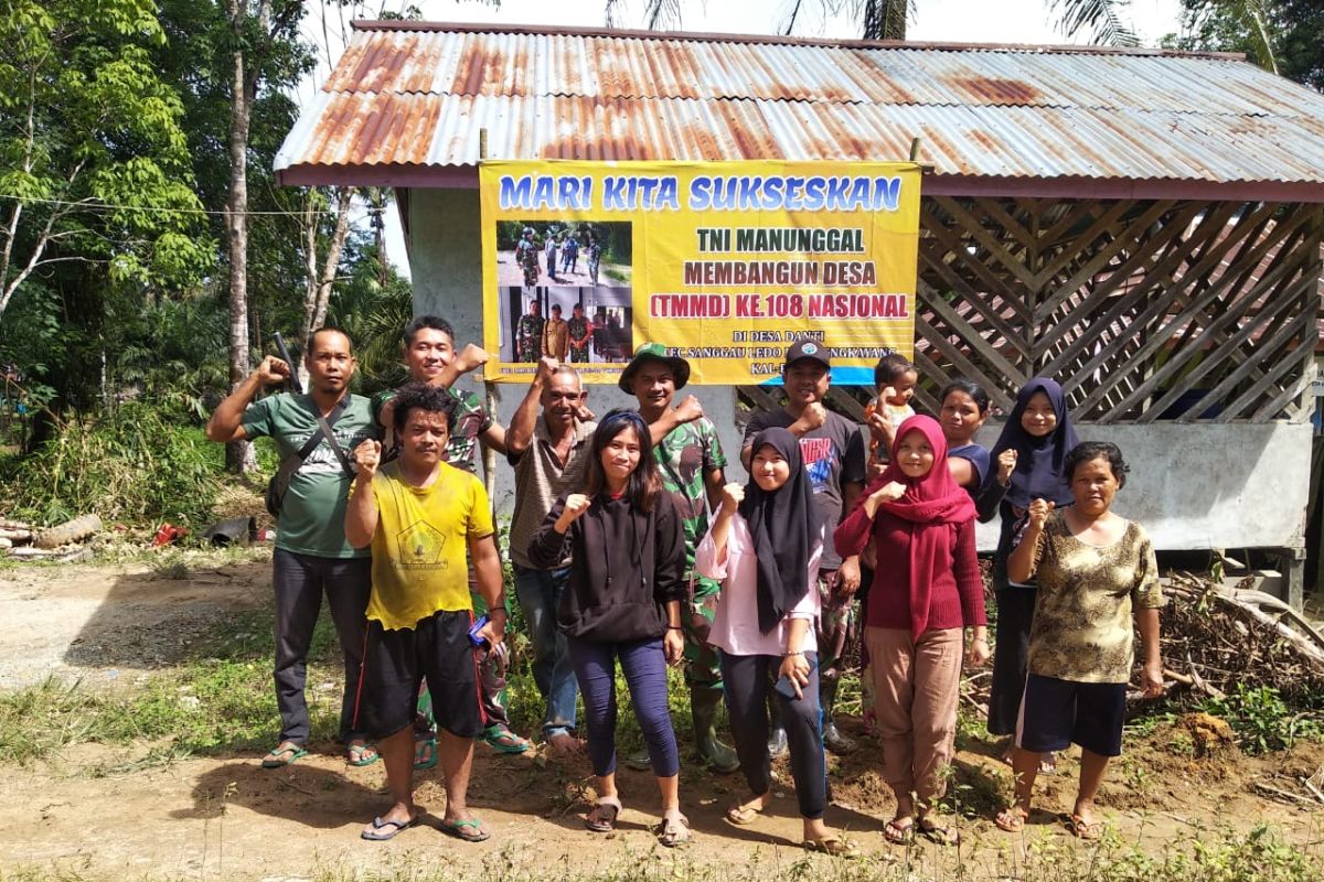 Pasang Banner semarakan TMMD Kodim 1202/Skw di Tumbang Titik