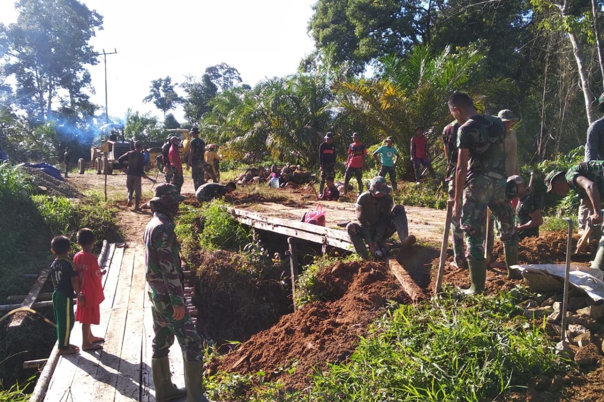 Dihari ke-9 Danramil 1202-02/Sgl pimpin pembokaran jembatan