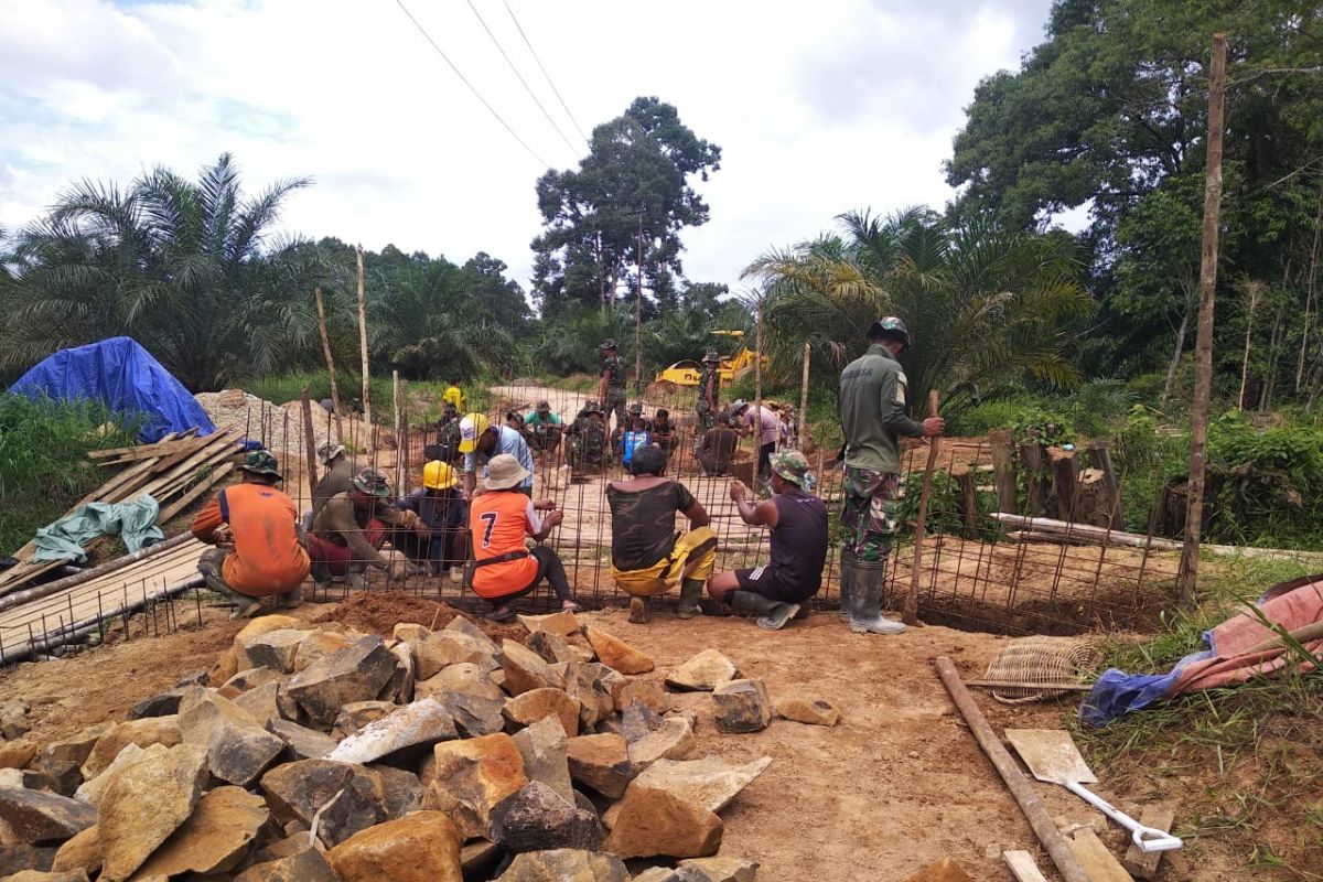 Satgas TMMD Bersinergi bersama warga pasangbronjong pondasi jembatan