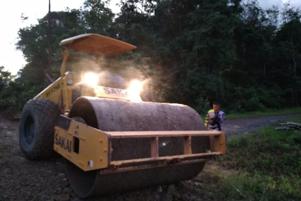 Kejar target alat berat Vibro kerja hingga larut malam