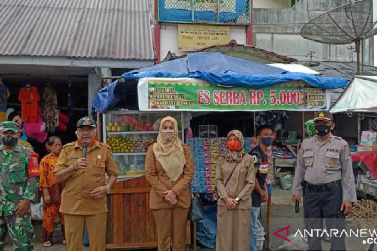 Antisipasi COVID-19, Camat Batang Toru turun ke pasar tradisional sosialisasi protokol kesehatan