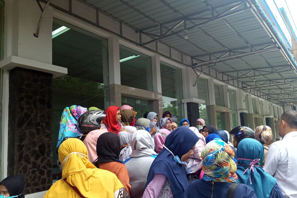 Ingin kepastian anaknya diterima di SMP Negeri, puluhan wali murid kembali datangi kantor Disdik Padang