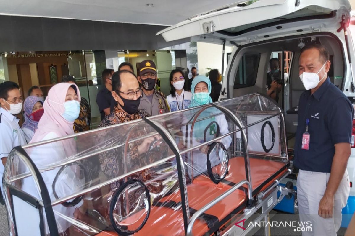 AP I membantu satu unit ambulans kepada Pemkab Kulon Progo