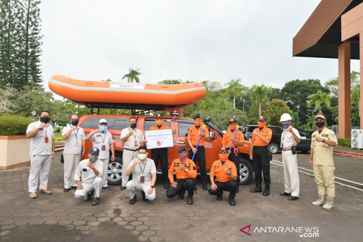 Pupuk Kaltim Bantu Satu Unit Perahu Karet ke BPBD Bontang