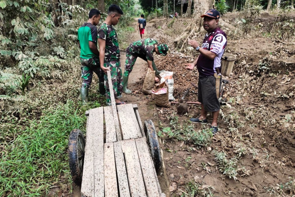 Ini cara anggota TMMD angkut material ke lokasi kerja