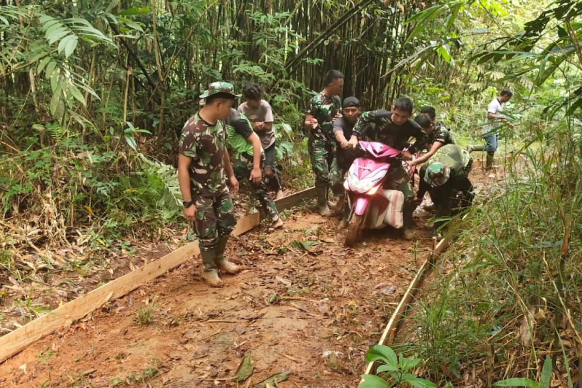 Praka Robiansyah bersusah payah lansir materian gunakan sepada motor