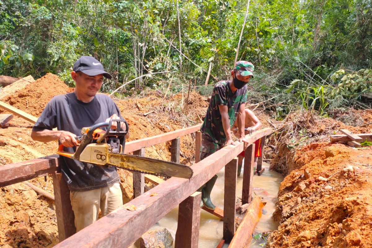 Satgas TMMD gotong - royong bersama warga perbatasan