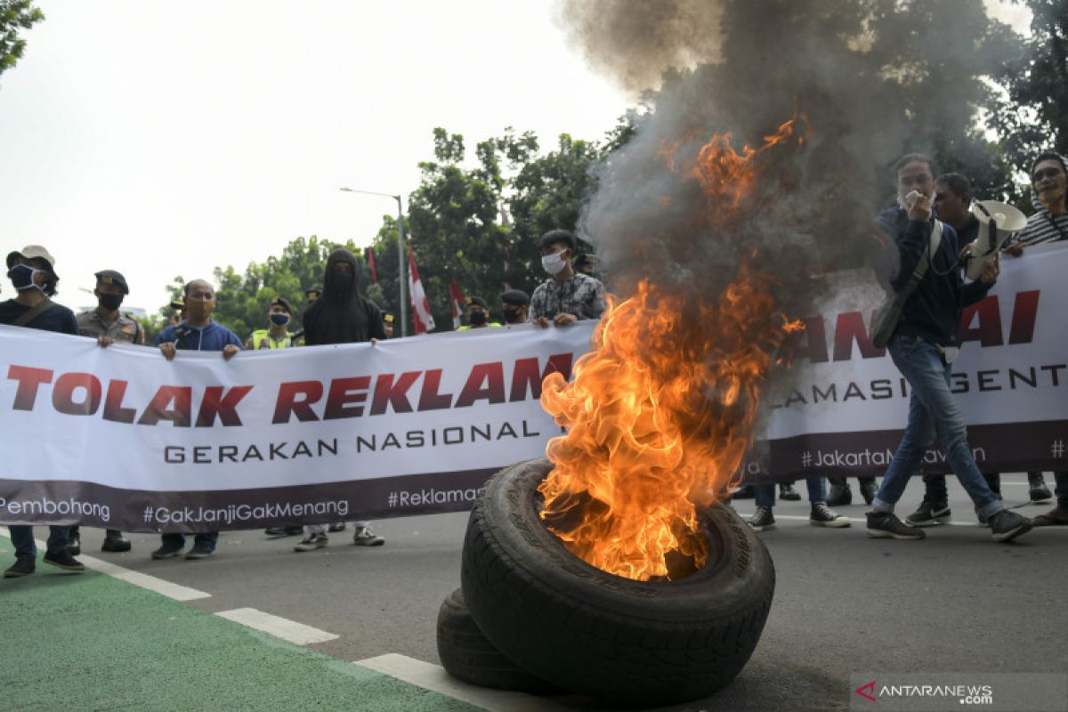 Aksi bakar ban ramaikan demonstrasi tolak reklamasi Ancol