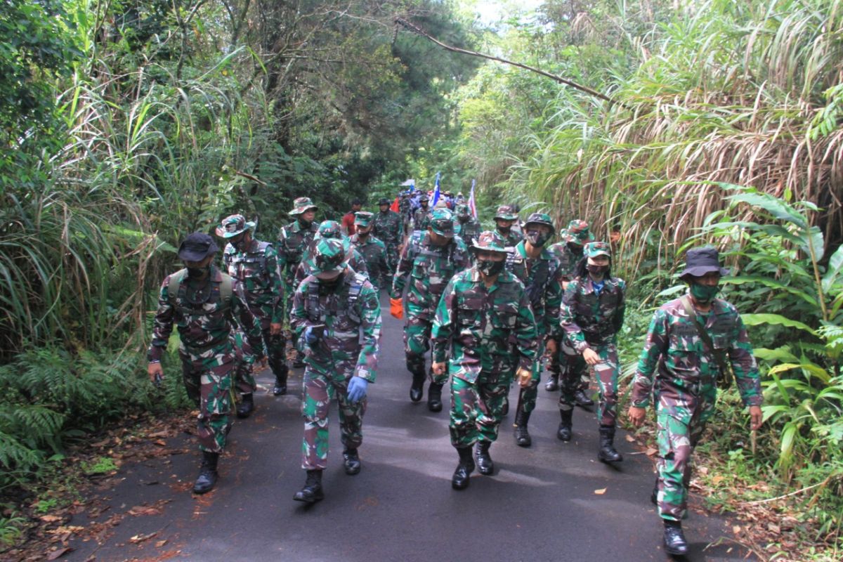 Personel Lantamal VIII latih kemampuan fisik mendaki Gunung Mahawu