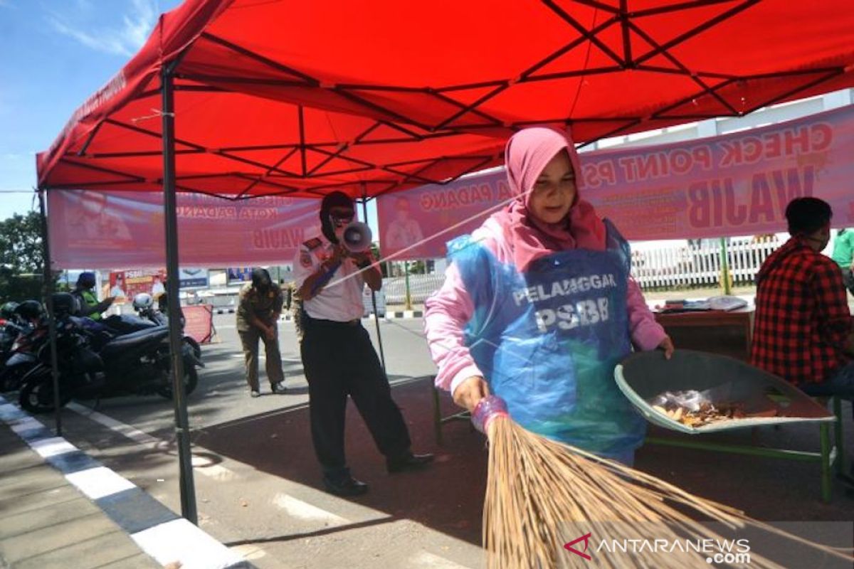 Karena tidak pakai masker, 73 orang warga Padang disanksi membersihkan fasilitas umum