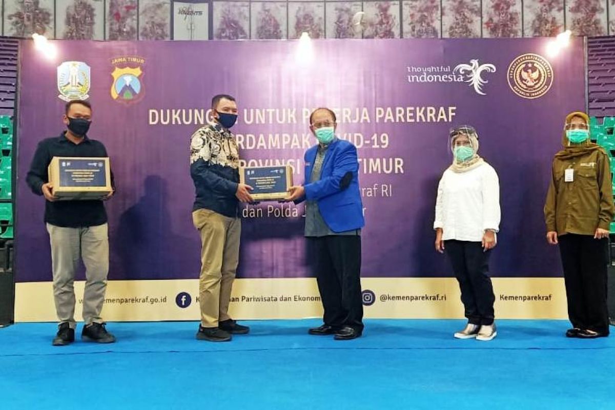 Kemenparekraf serahkan bantuan tahap dua pekerja pariwisata di Jatim