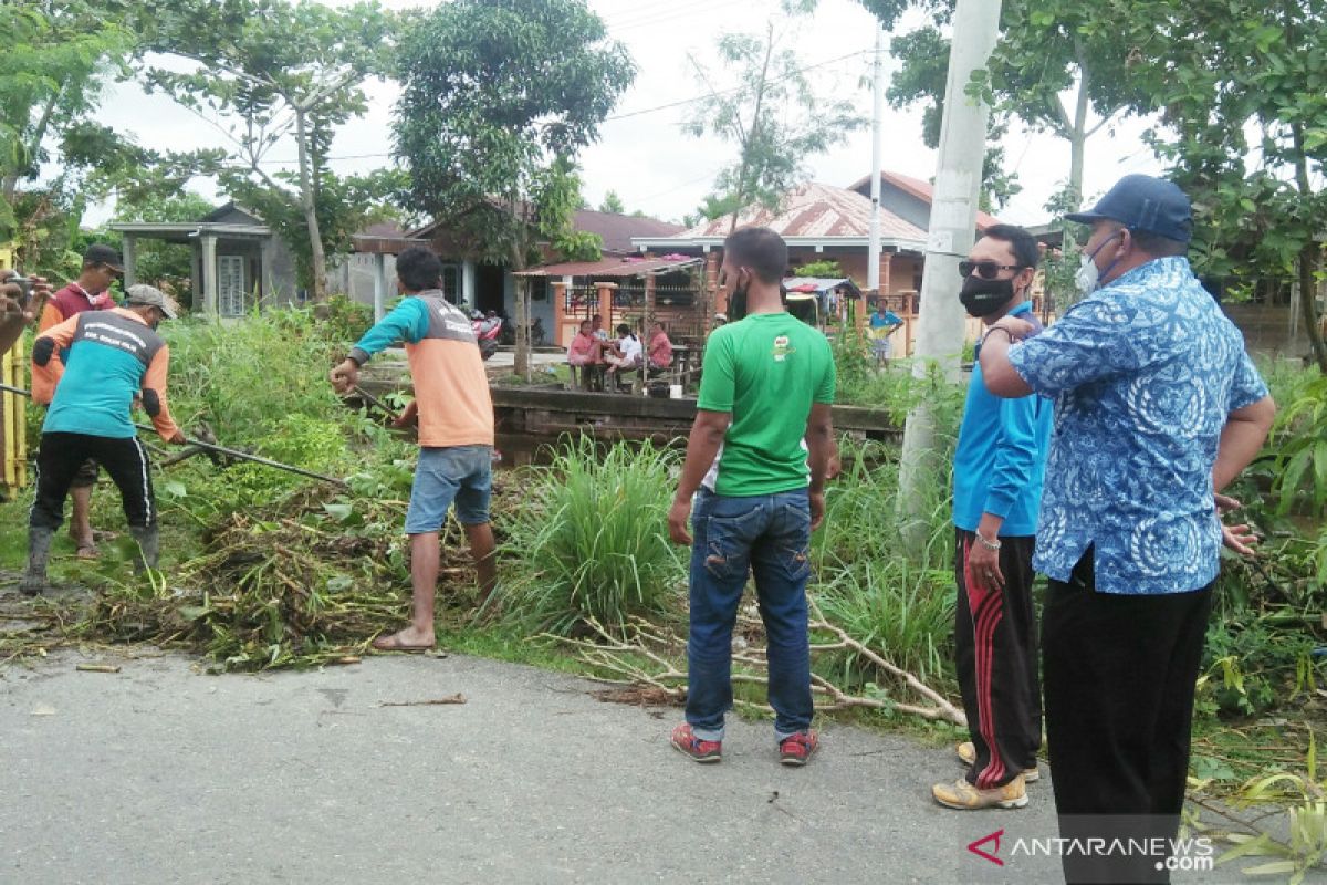 DLH Rokan Hilir bersihkan Sungai Pabrik antisipasi banjir