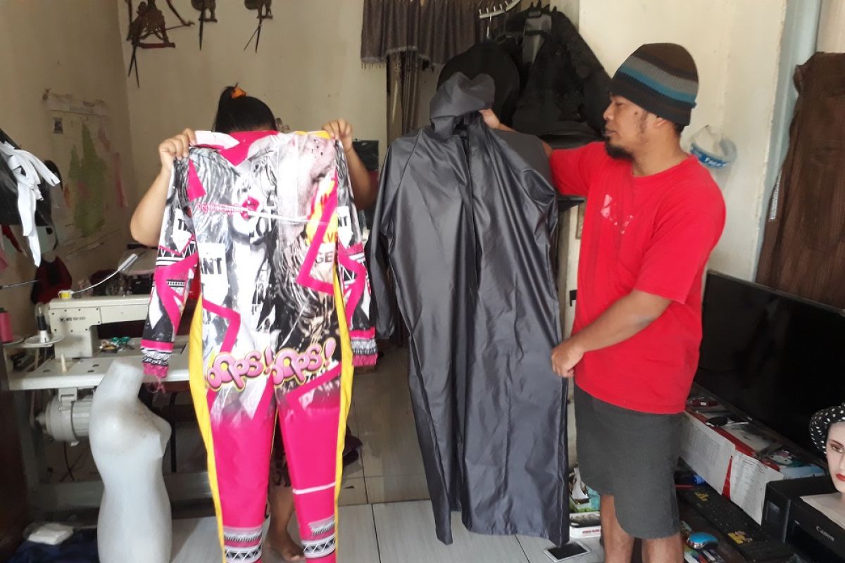 Warga Kediri buat APD fashionable