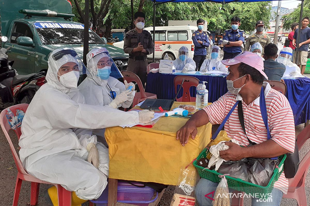 Gugus Tugas Batam tes cepat COVID-19 di Pasar Tos 3000