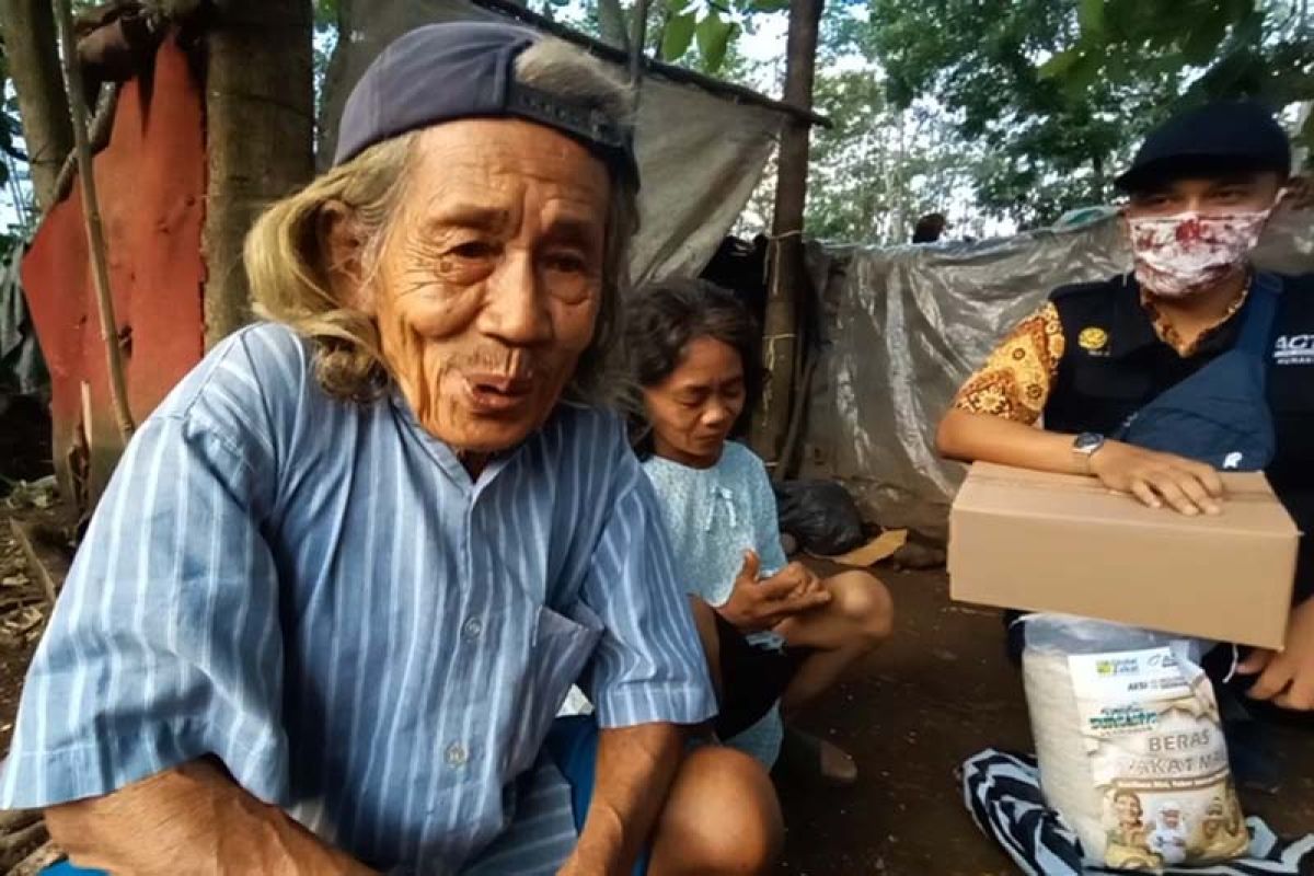 ACT Purwokerto salurkan bantuan kepada keluarga miskin penghuni gubuk di Banyumas