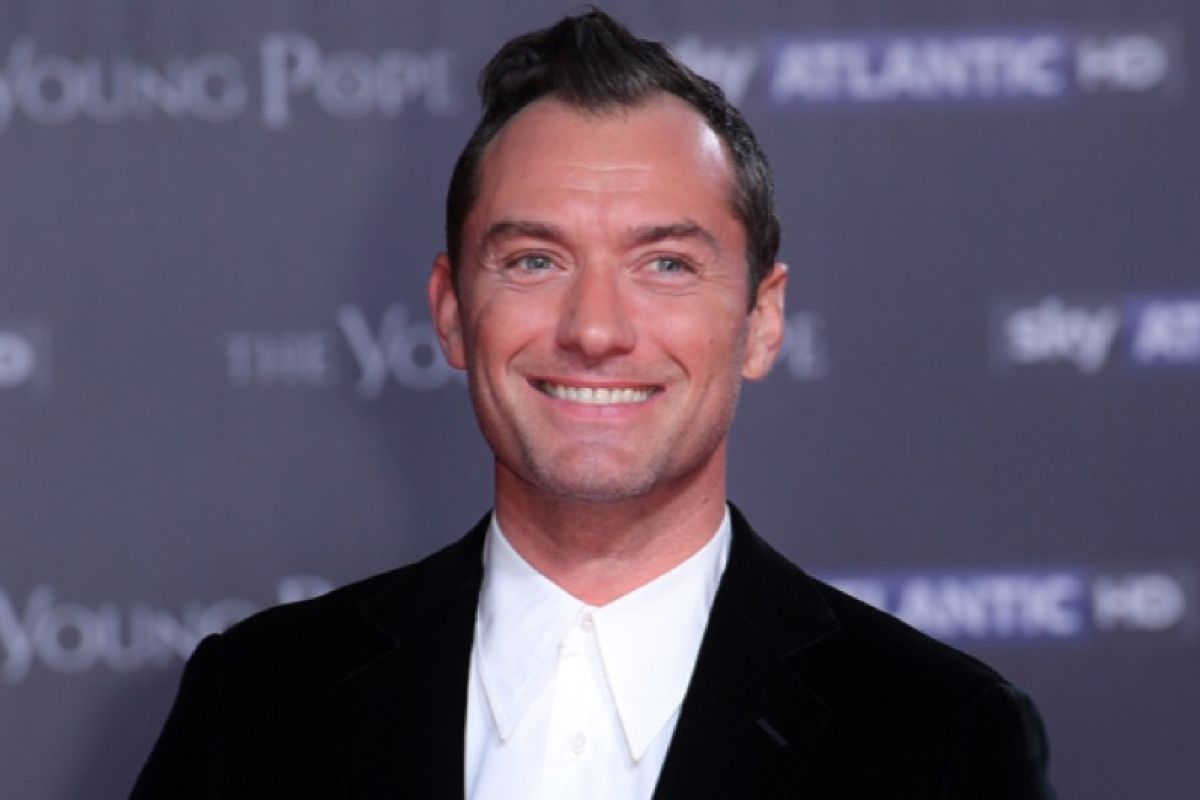 Jude Law sedang negosiasi terkait peran penjahat Disney Captain Hook