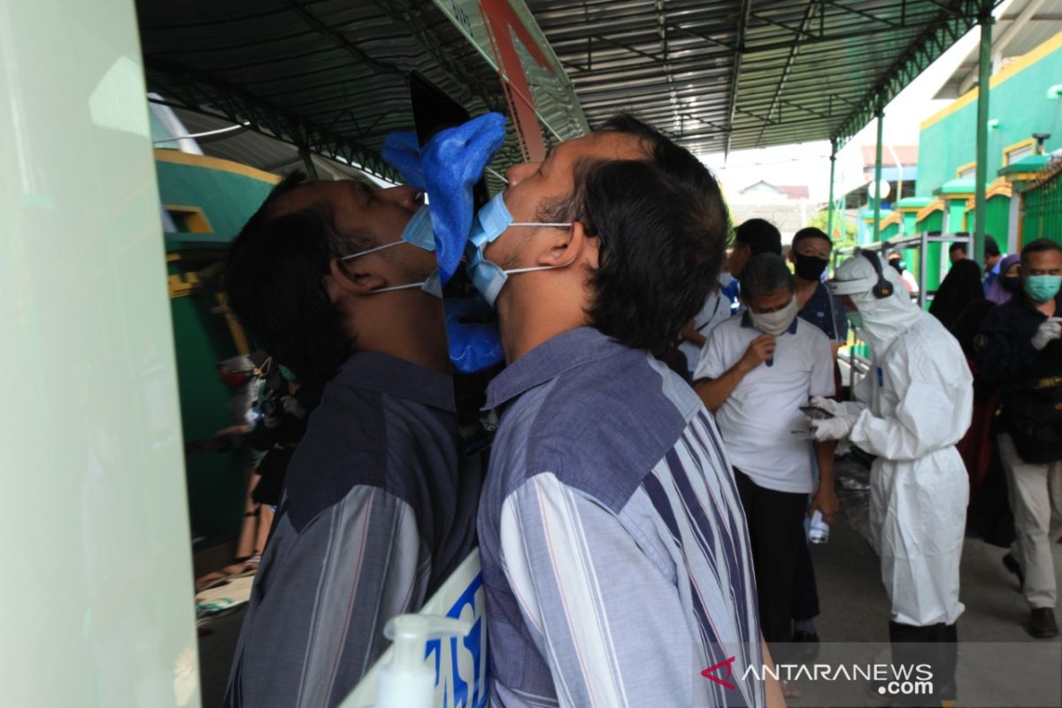 Telusuri klaster industri, Pemprov Jabar gelar tes usap massal pekerja pabrik di Bekasi