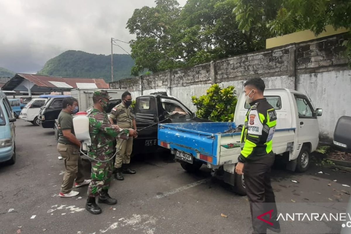 Kendaraan umum di Sangihe didisinfektan cegah penyebaran COVID-19