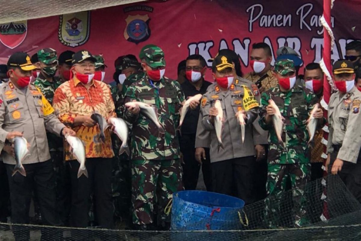 Pangdam I/BB dan Kapolda Sumut panen raya ikan di Serdang Bedagai