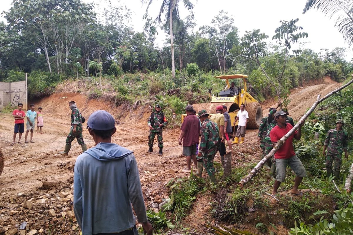 Pembuatan parit disepanjang sisi jalan terus dikebut