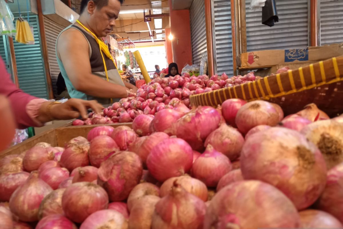 Harga bahan pokok di Pasar Raya Padang relatif stabil jelang Hari Raya Kurban