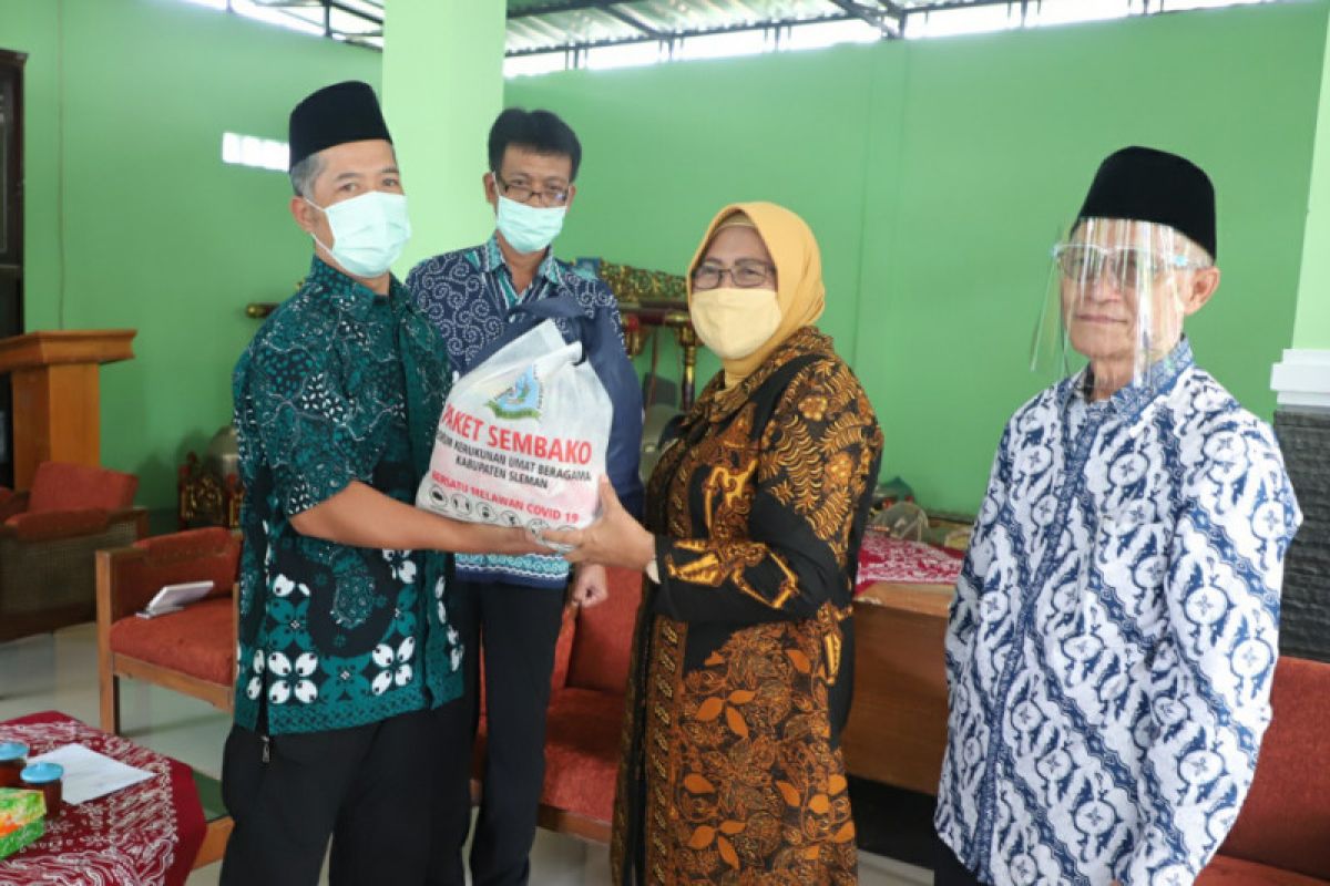 FKUB Kecamatan Mlati bagikan paket sembako untuk tokoh agama