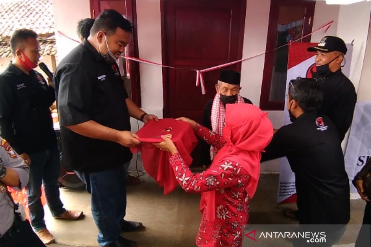 Warga gotong royong berikan rumah untuk kakek sebatang kara di Garut