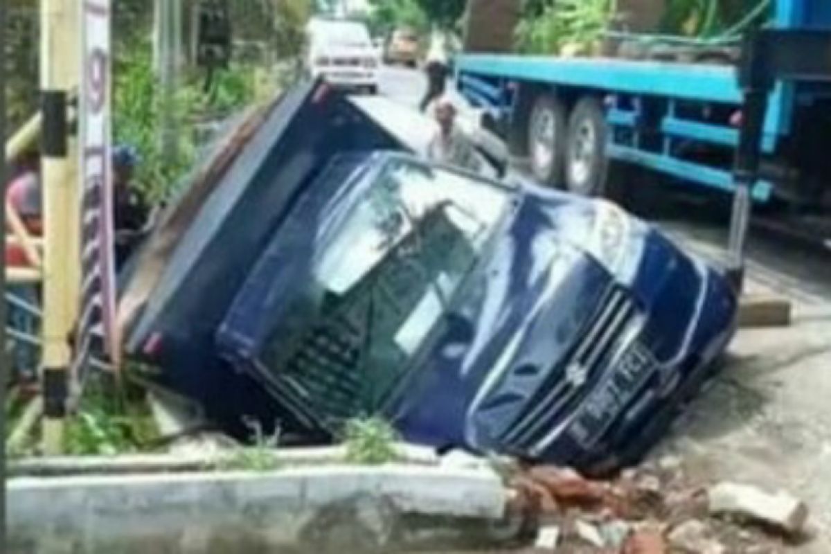 Mobil boks di Lombok Tengah terjun ke kali