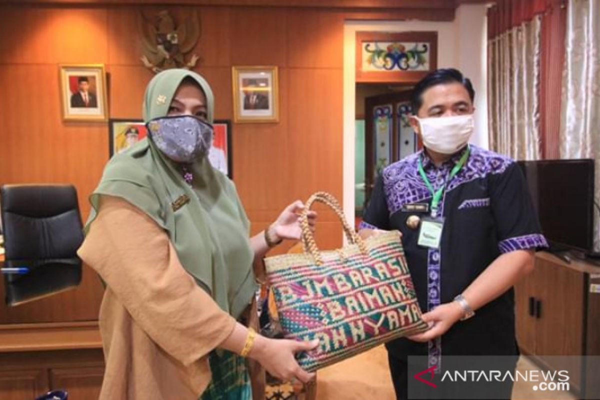 DLH Banjarmasin giatkan pembagian kurban tanpa kantong plastik