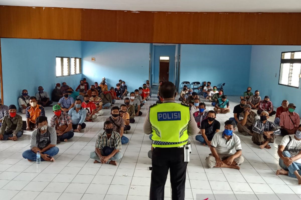 Polres Subang beri pemahaman sopir angkot terkait penanganan COVID-19