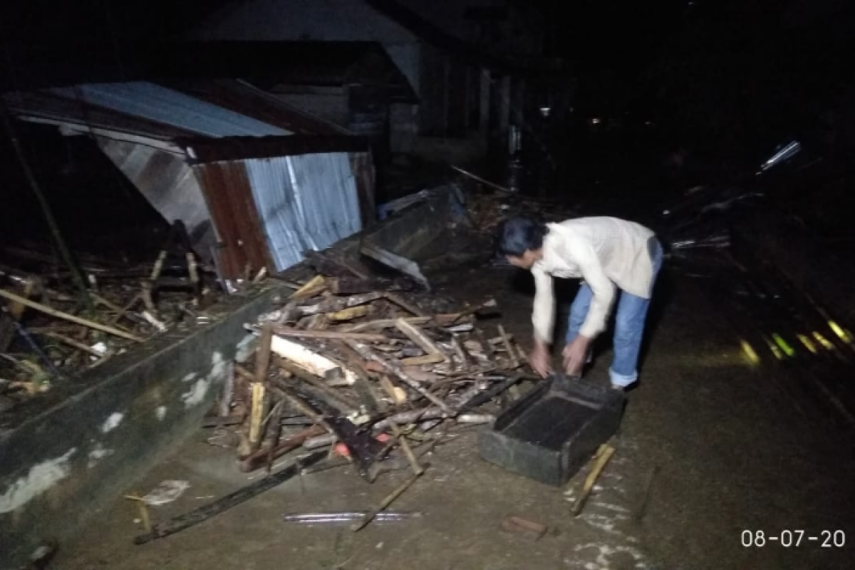 Korban banjir bandang Entikong perbatasan RI-Malaysia dipasok bantuan