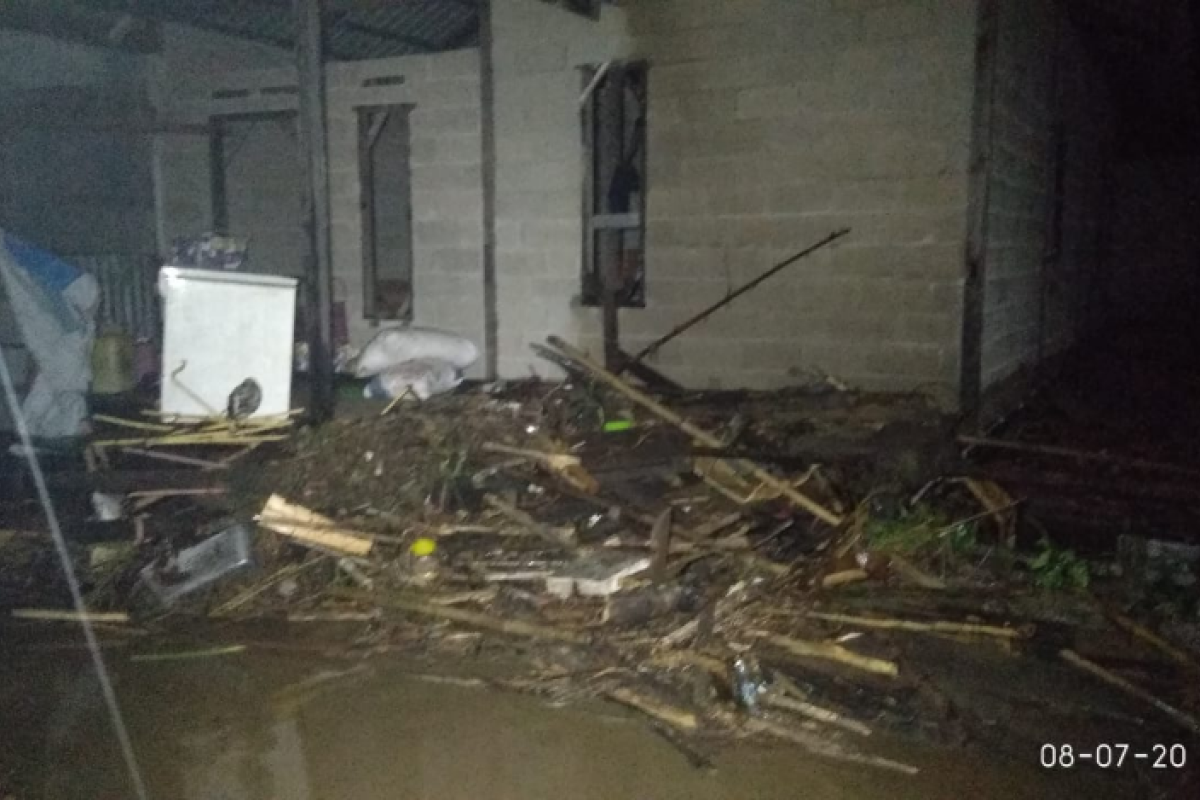 BPBD Sanggau bantu sembako korban banjir bandang Entikong