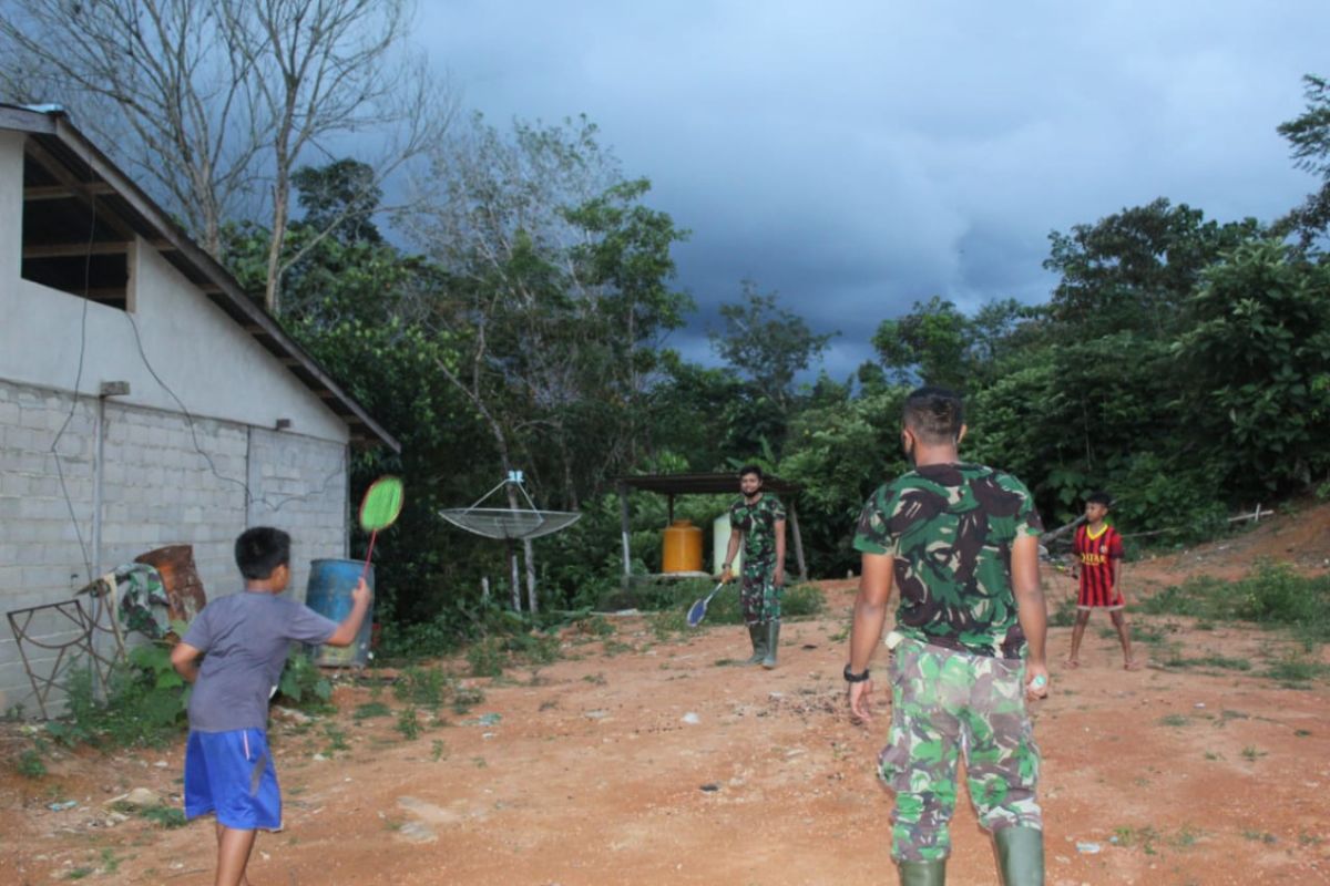 Anggota TMMD unjuk kemampuan bermain badminton