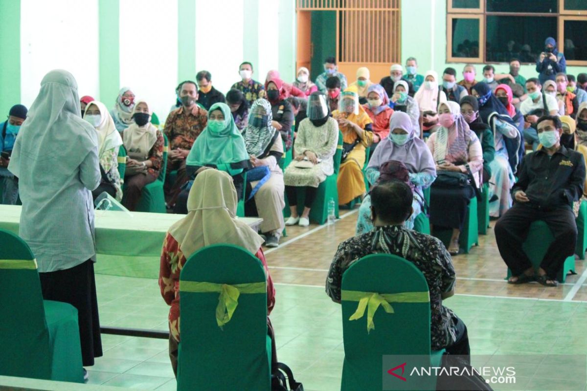 Ratusan guru SMP swasta di Surabaya jalani rapid test