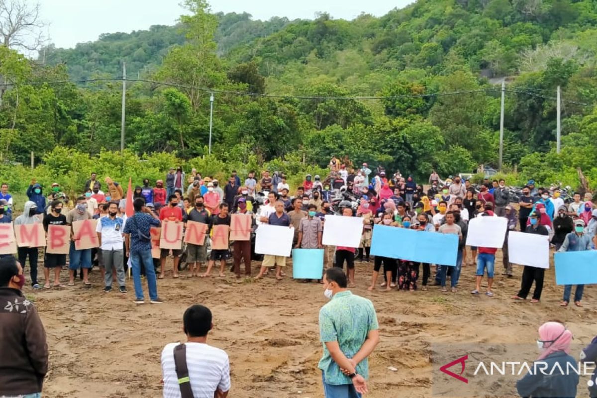 Ratusan warga Desa Rebo menolak PT Wattana Segar Alam