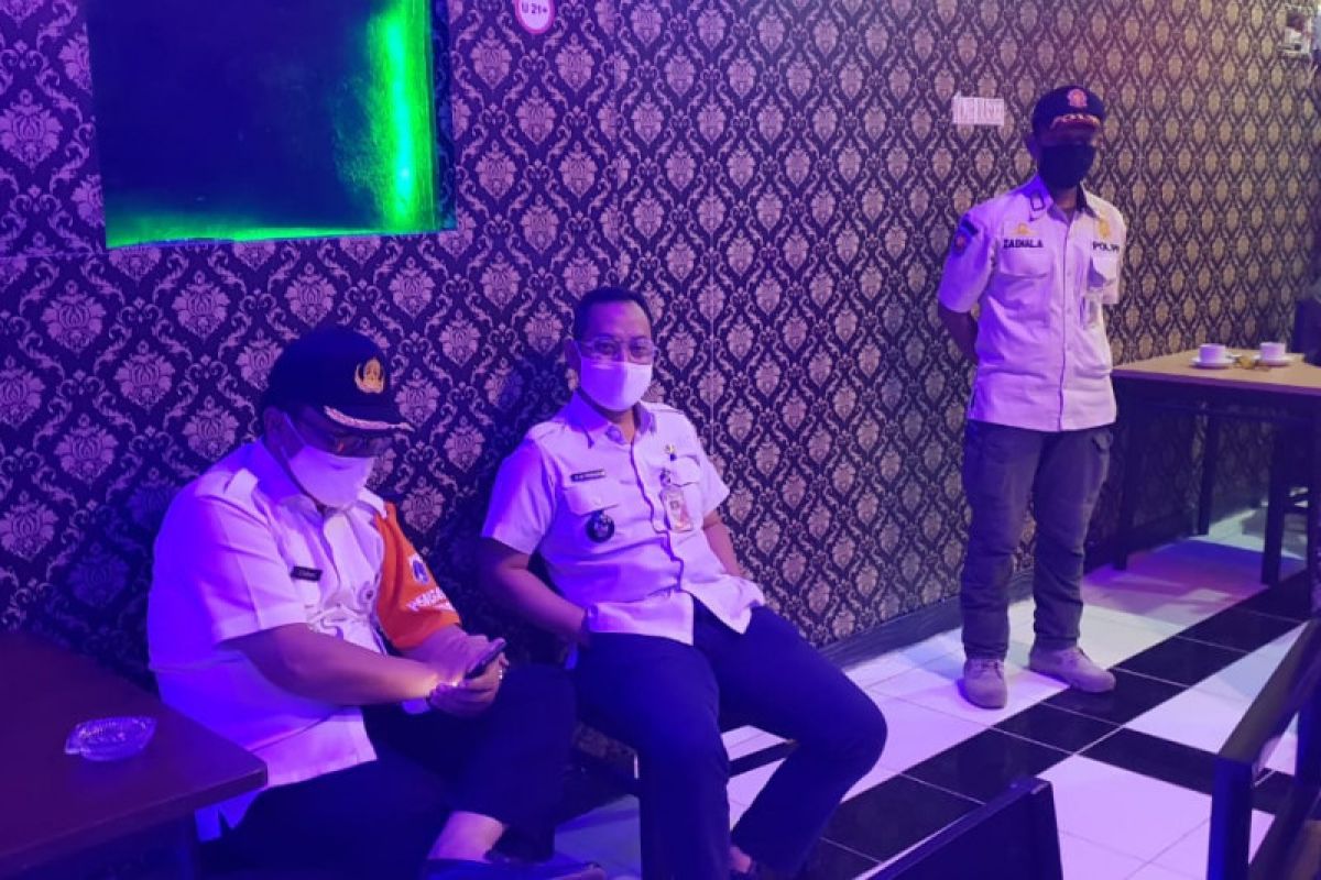 Kedapatan beroperasi, tempat karaoke di Cilandak didenda Rp25 juta