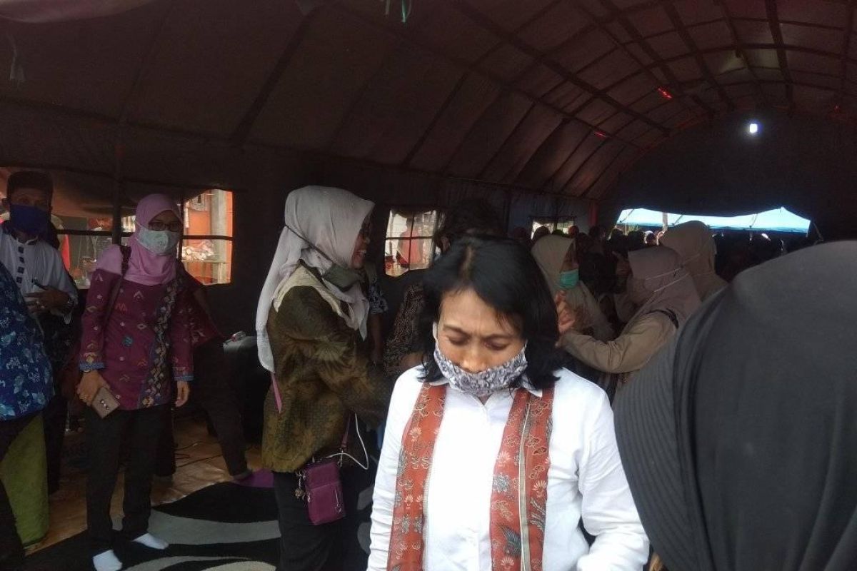 Menteri PPPA Bintang Puspayoga ajak pengungsi Lebak gunakan masker cegah COVID-19