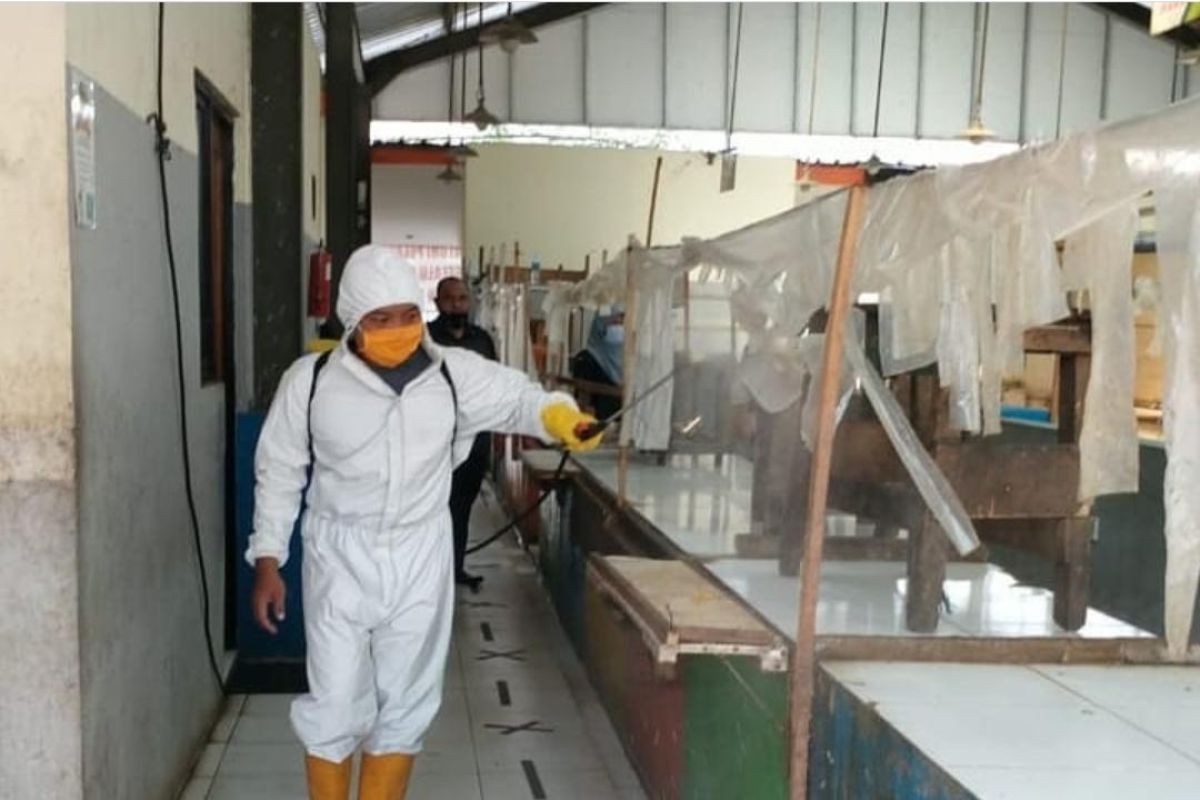 Putus penyebaran COVID-19, pasar tradisional di Kota Tangerang  disemprot disinfektan