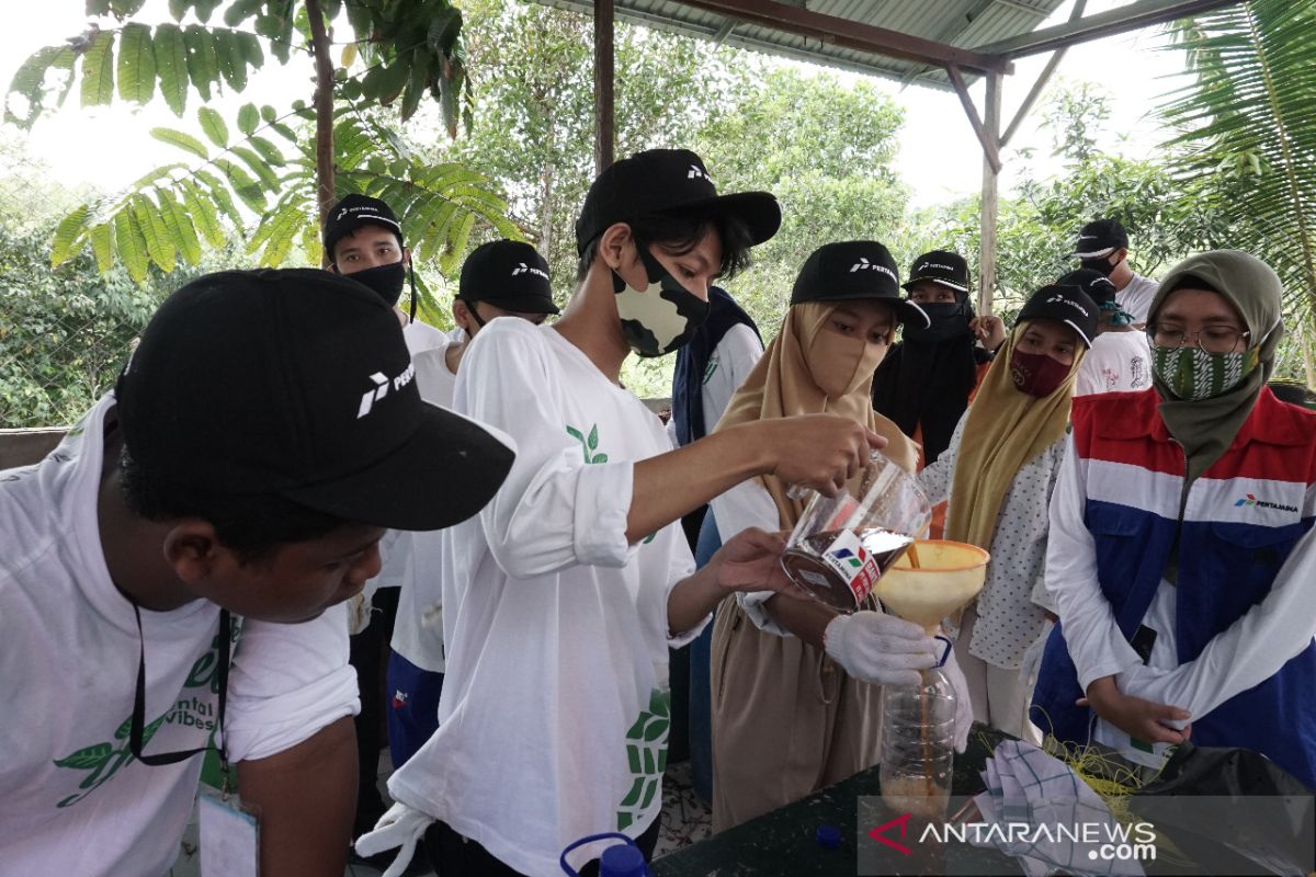 Siswa SMKN 6 Balikpapan bikin kompos dengan Metode Takakura